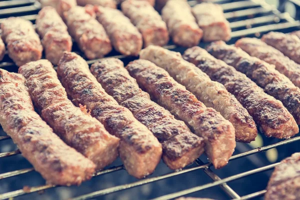 Maukasta lihaa grillissä . — kuvapankkivalokuva