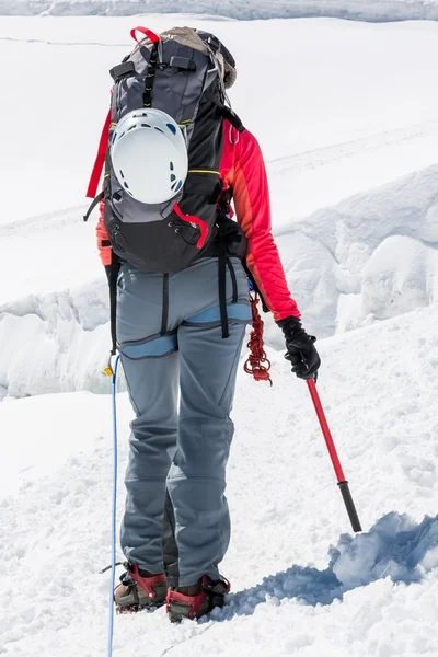 Female mountaineer ascending a glacier. — Stock Photo, Image