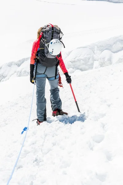 Mulher montanhista ascendendo uma geleira . — Fotografia de Stock