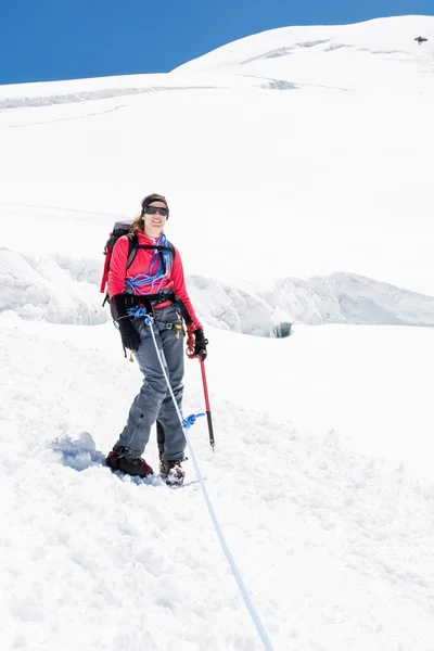 Vrouwelijke alpinist permanent op gletsjer. — Stockfoto