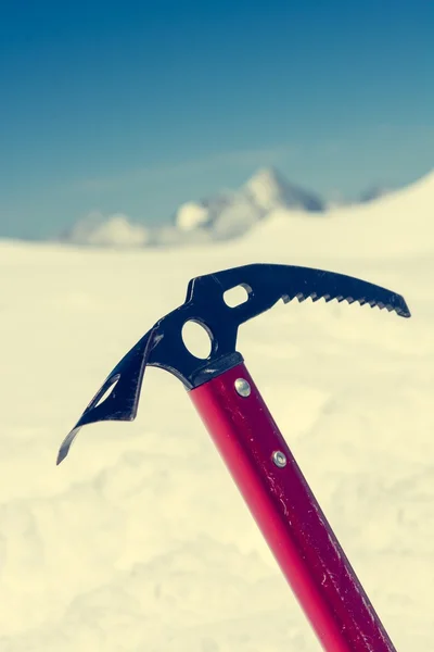 Ice axe — Stock Photo, Image