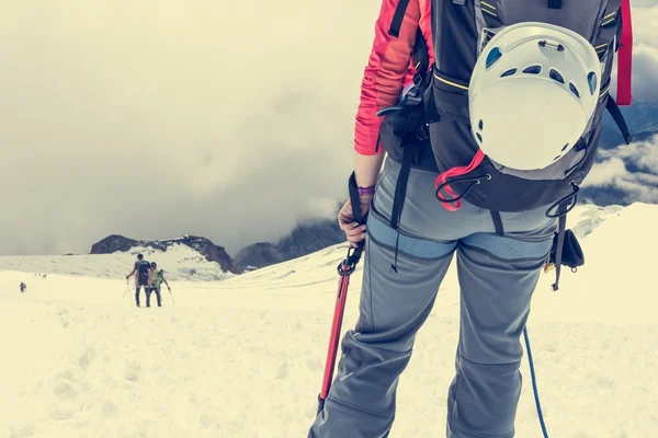 Alpinist tittar ner i backen. — Stockfoto