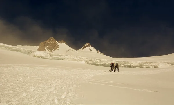 氷河のアルピニストのグループ. — ストック写真