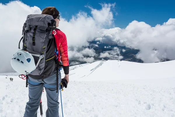 Alpinistin genießt die Aussicht. — Stockfoto