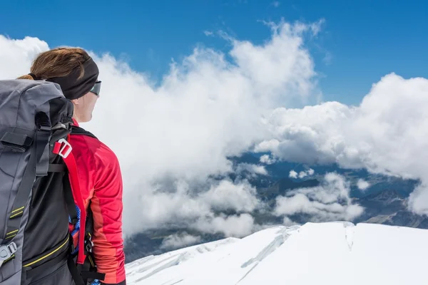 Vrouwelijke alpinist genieten van het uitzicht. — Stockfoto