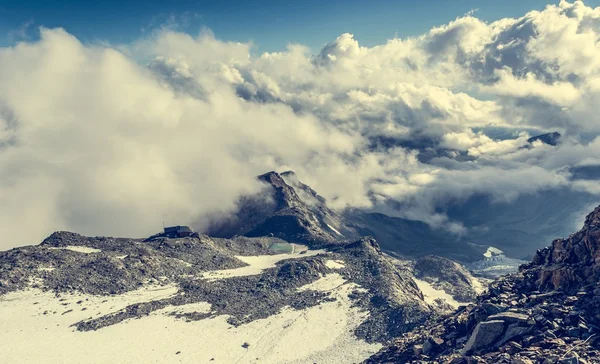 Luchtfoto van een berg hellingen bedekt met sneeuw. — Stockfoto