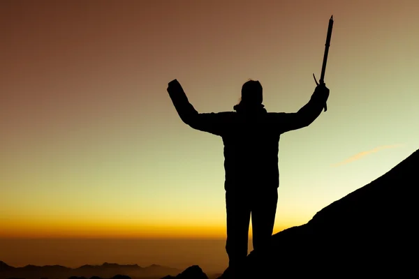 Silhouette d'alpiniste célébrant . — Photo
