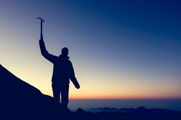 Silhouette of alpinist celebrating. — Stock Photo, Image