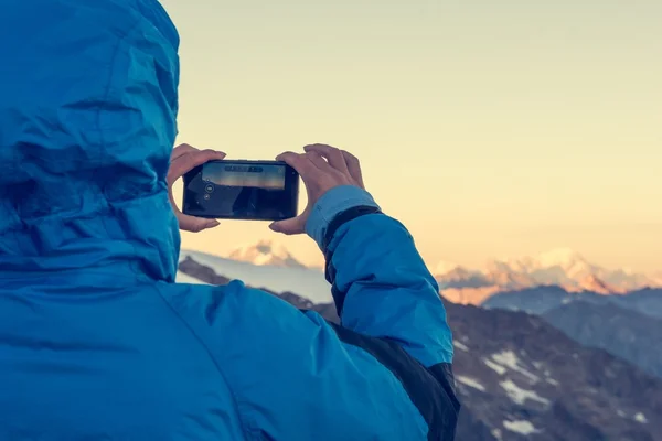 Žena horské fotografie s její telefon. — Stock fotografie