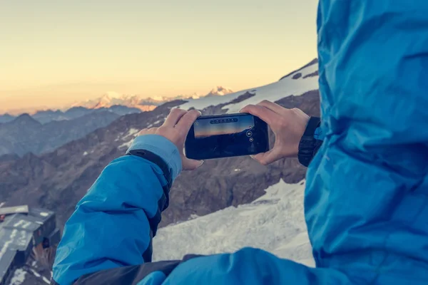 Kadın ona telefon ile dağ fotoğraf çekme. — Stok fotoğraf