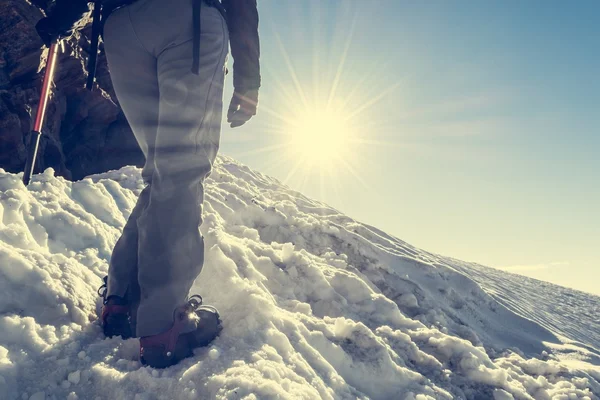 Cierre de zapatos de senderismo con crampones y hacha de hielo . — Foto de Stock