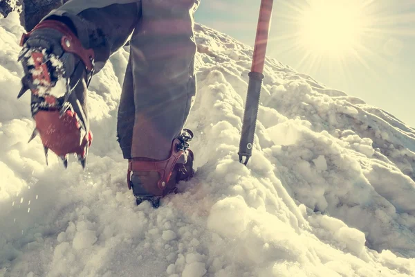 Ayakkabı krampon ve buz baltası ile hiking yakın çekim. — Stok fotoğraf