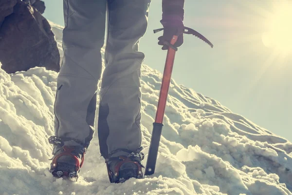 Ayakkabı krampon ve buz baltası ile hiking yakın çekim. — Stok fotoğraf