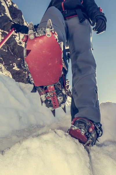 Close up of hiking shoes with crampons and ice axe. — Stock Photo, Image