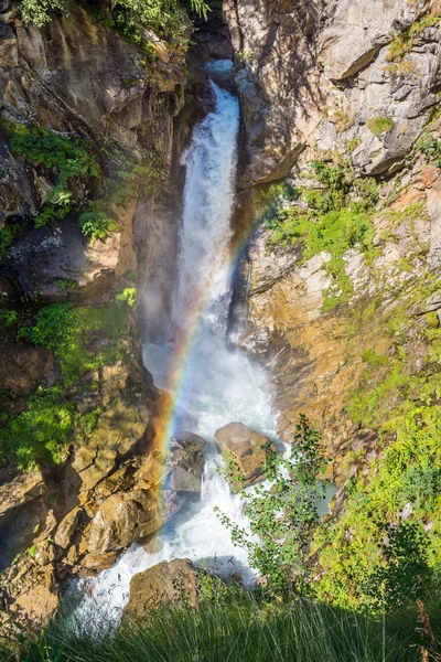 Водопад с радугой . — стоковое фото
