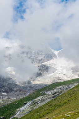 Dağ zirvesi bulutlarla kaplı..