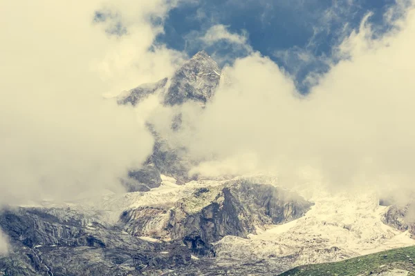 Pico de montaña cubierto de nubes — Foto de Stock