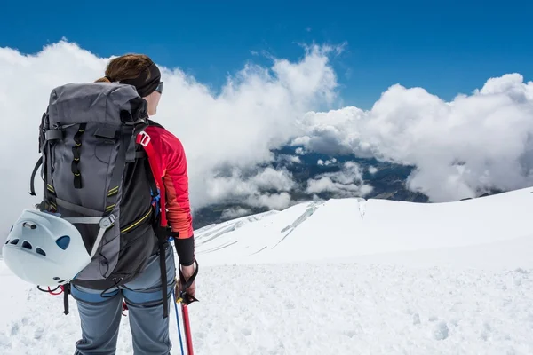 Vrouwelijke alpinist genieten van het uitzicht. — Stockfoto