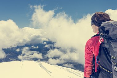 Kadın alpinist manzarayı.