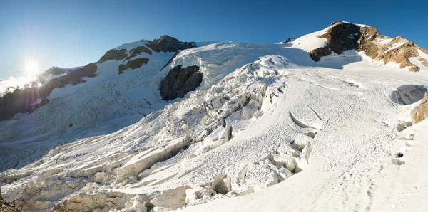 Panorama del glaciar de montaña al atardecer . —  Fotos de Stock