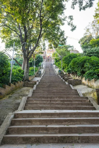 Yokuş yukarı artan merdiven. — Stok fotoğraf