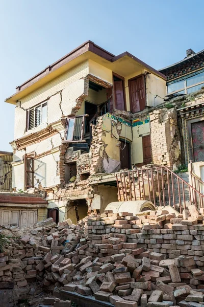 Rovine terremotate di una casa . — Foto Stock