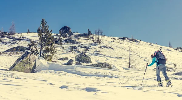 Skieur marchant sur un sentier . — Photo