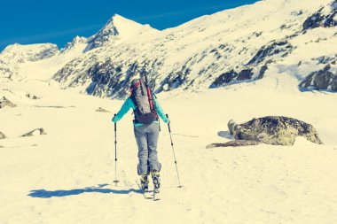 Güneşli havalarda tur kayağı.
