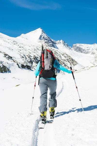 Skitouren bei sonnigem Wetter. — Stockfoto