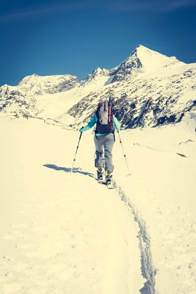 Skitouren bei sonnigem Wetter. — Stockfoto