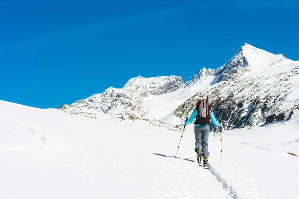 滑雪旅游在阳光明媚的天气. — 图库照片