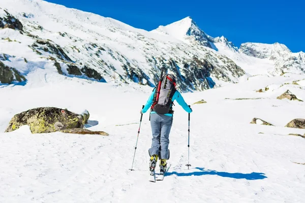 Skitouren bei sonnigem Wetter. — Stockfoto