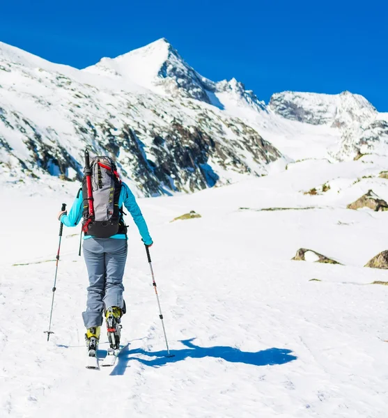 滑雪旅游在阳光明媚的天气. — 图库照片