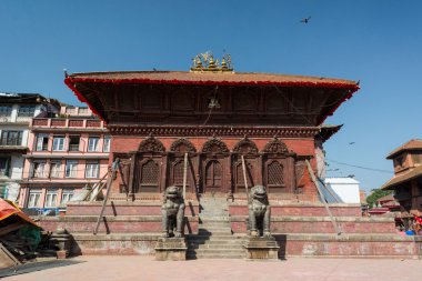 Bir tapınağa merdiven.