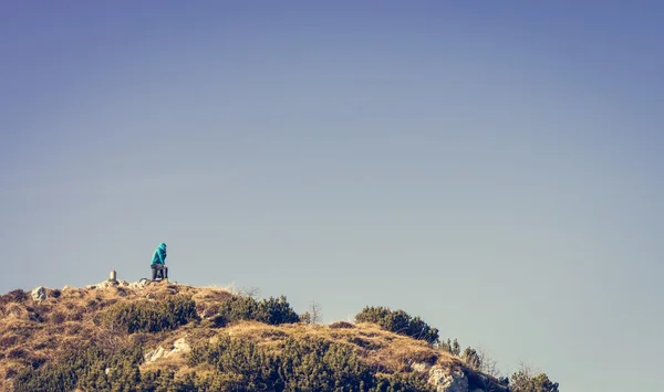 Solitaria persona en la cima de la montaña . — Foto de Stock