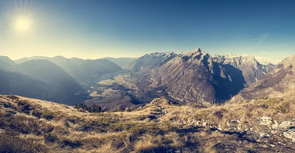 Bir vadi üzerinde yükselen dağ yamacı. — Stok fotoğraf