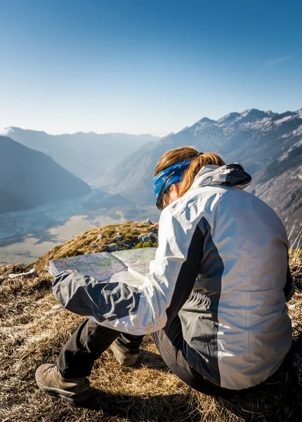 Hiker studera en karta. — Stockfoto