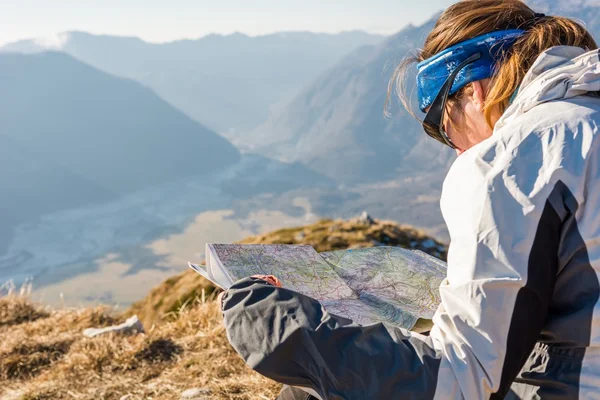 Wanderer studiert eine Landkarte. — Stockfoto