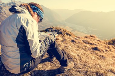 Bir harita eğitimi uzun yürüyüşe çıkan kimse.