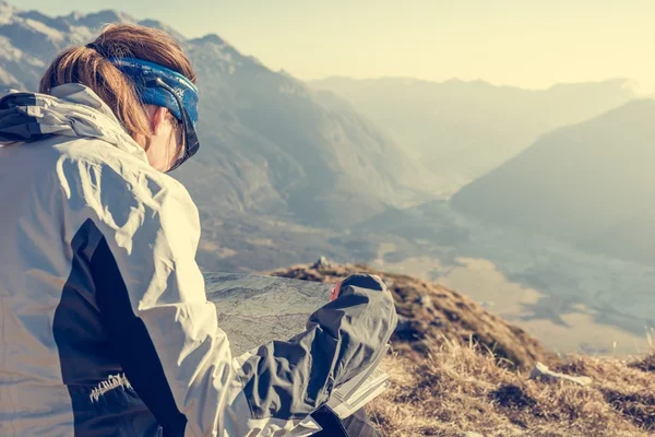 Hiker studera en karta. — Stockfoto