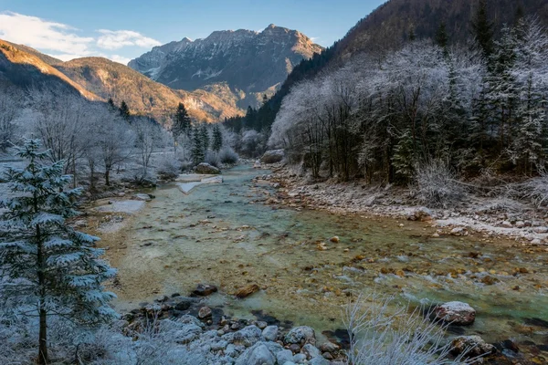 Rivière de montagne en hiver. — Photo