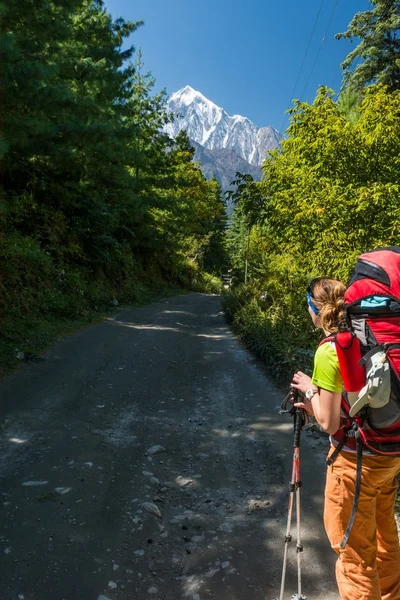 Hiker tittar mot bergen. — Stockfoto