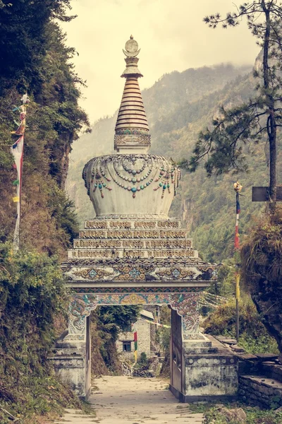 Renkli süslü Budist stupa. — Stok fotoğraf