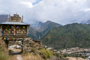Renkli süslü Budist stupa. Geleneksel köy girişi Nepal.