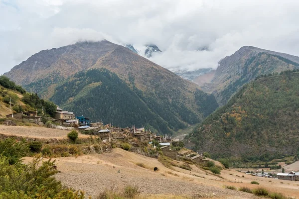 伝統的な石造りの村を構築します。ネパールのアンナプルナ サーキット. — ストック写真