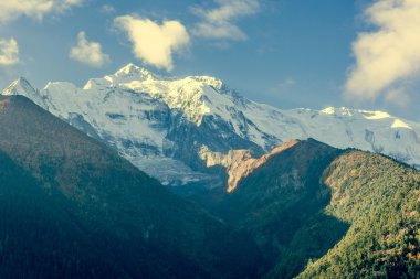 Bulutlar ve sis kaplı dağın tepesinde.