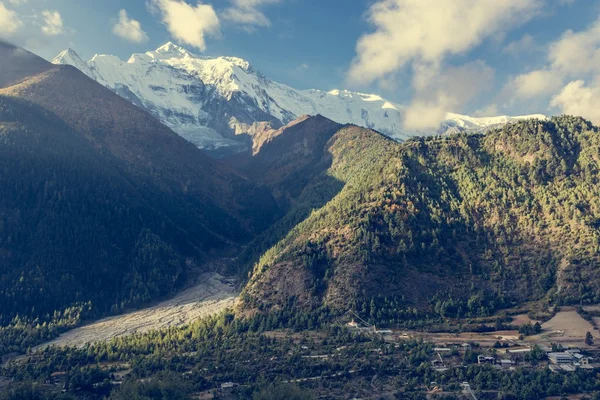 Montagne che si innalzano sopra valle . — Foto Stock