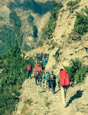 Parkur üzerindeki Nepal'deki Annapurna devre grup.