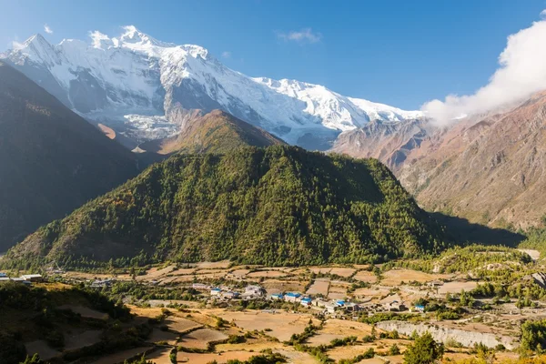 Vista panoramica sulle montagne con villaggio . — Foto Stock