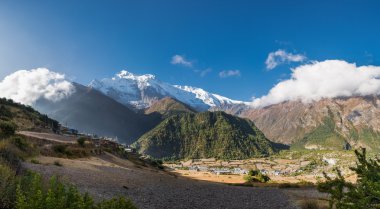 Panoramik manzaralı köy ile.